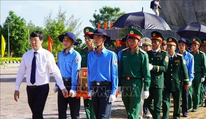 Líderes de la provincia de Dong Thap realizan la ceremonia de traslado de los restos de los mártires a su lugar de descanso. (Foto: VNA)