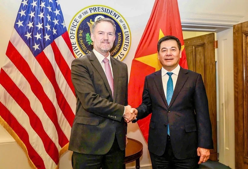 El ministro de Industria y Comercio de Vietnam, Nguyen Hong Dien (der.), y el representante comercial de Estados Unidos, Jamieson Greer (Foto: Ministerio de Industria y Comercio de Vietnam/VNA).