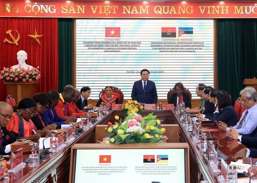 Nguyen Xuan Thang, miembro del Buró Político y presidente de la Academia Nacional de Política de Ho Chi Minh, habla en la ceremonia de apertura del programa (Foto: VNA)