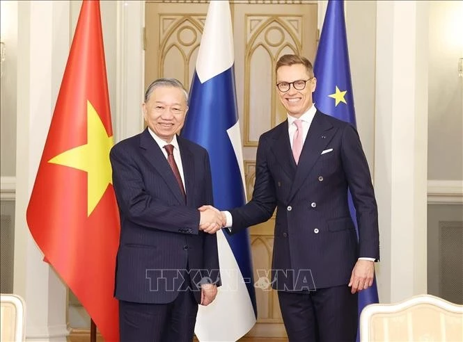 El secretario general del PCV, To Lam, y el presidente de Finlandia, Alexander Stubb, tras presenciar la firma de acuerdos de cooperación entre agencias de ambas naciones. (Foto: VNA)