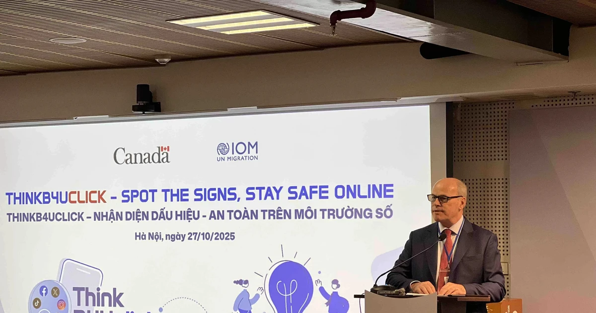 El embajador de Canadá en Vietnam, Jim Nickel, comparte su convicción sobre el papel pionero de la juventud en la prevención del fraude digital. (Foto: baoquocte.vn)
