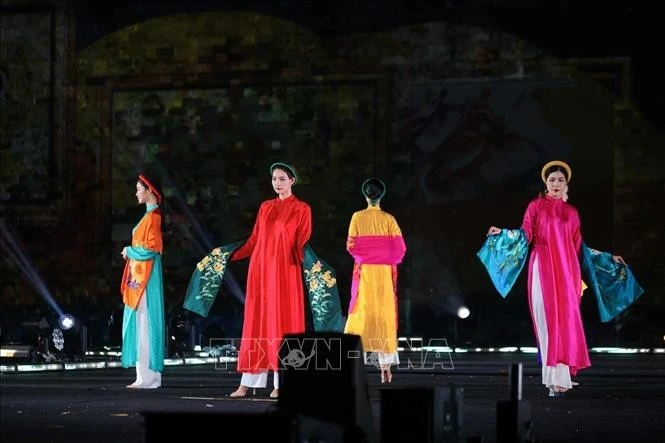 Desfile de moda en el festival. (Foto: VNA)