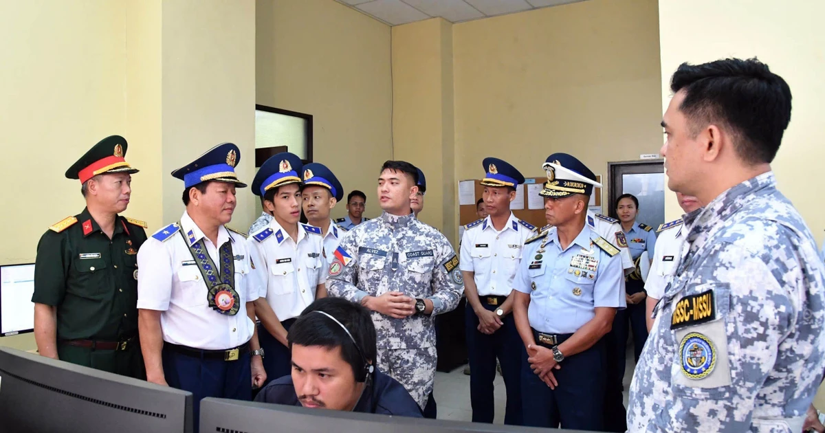 Una delegación de la Guardia Costera de Vietnam visita el Centro de Operaciones Marítimas de la Guardia Costera en Visayas Centrales, Cebú, Filipinas. (Foto: VNA)