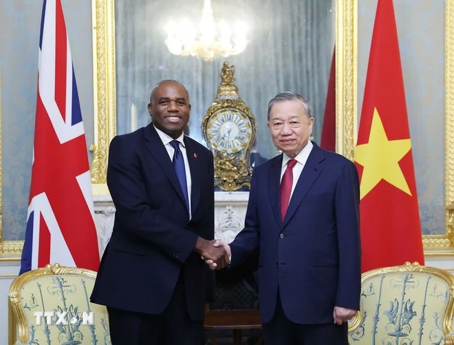 El secretario general del Partido Comunista de Vietnam, To Lam, se reúne con el viceprimer ministro británico, David Lammy, en Londres. (Foto: VNA)