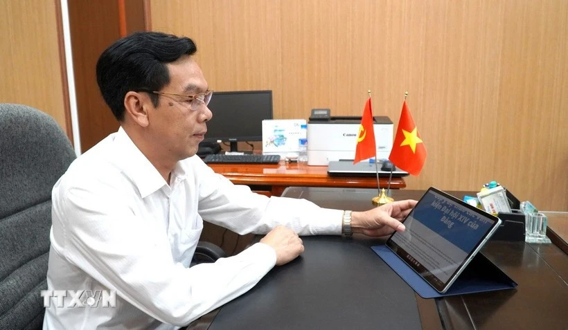 Doan Hong Duy, subsecretario permanente del Comité partidista y presidente del Consejo Popular de la zona especial de Kien Hai (provincia de An Giang), aporta sus comentarios al borrador del documento para el XIV Congreso Nacional del Partido. (Foto: VNA)