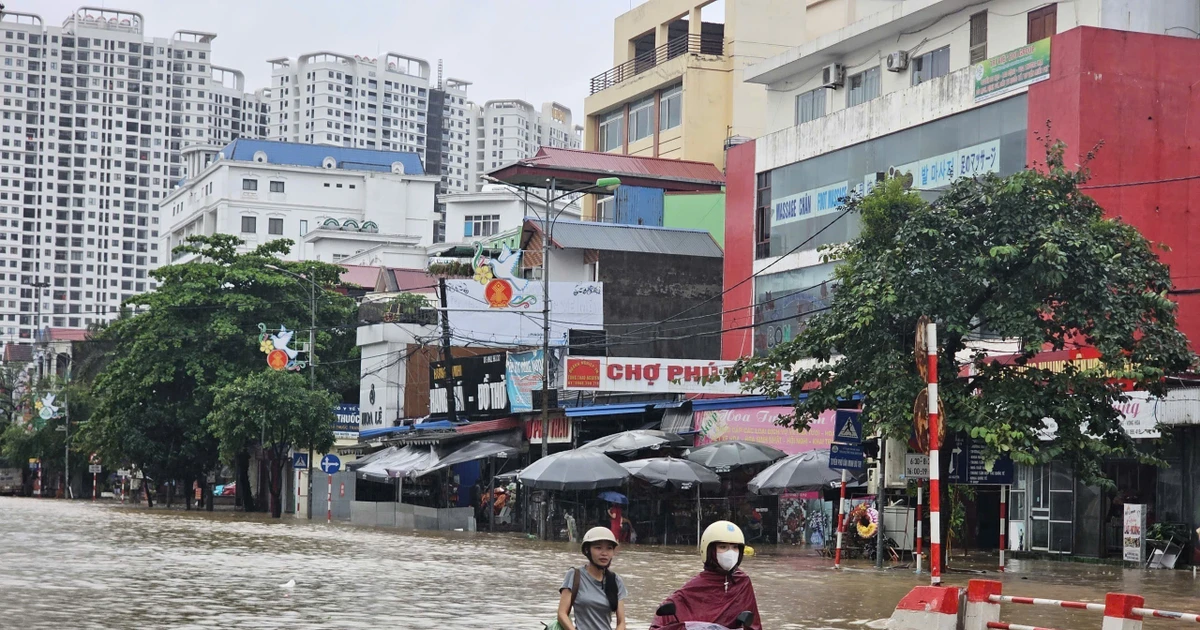 La gente tiene dificultades para desplazarse en la intersección de Phu Thai y Quang Trung, en el barrio de Phan Dinh Phung, de la provincia de Thai Nguyen. (Foto: VNA) 