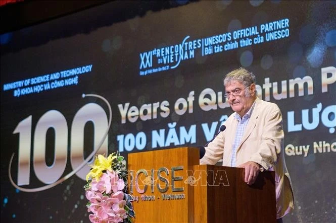 El profesor Serge Haroche, Premio Nobel de Física 2012, interviene en la conferencia. (Foto: VNA) 