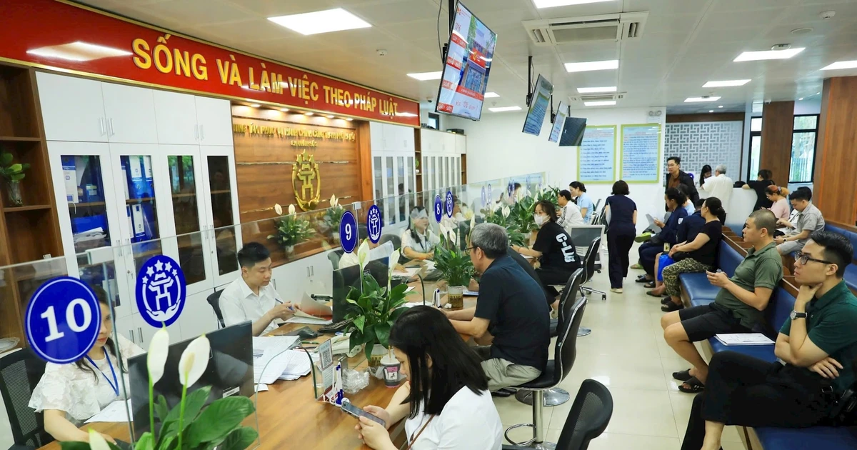 La surcursal 3 del Centro de Servicios Administrativos Públicos de Hanói ha habilitado numerosas ventanillas para atender a los ciudadanos. (Foto: hanoimoi.vn) 