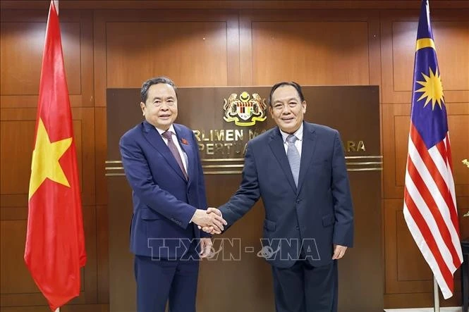 El presidente de la Asamblea Nacional (Parlamento) de Vietnam, Tran Thanh Man, y el presidente del Senado de Malasia, Dato’ Awang Bemee Awang Ali Basah. (Foto: VNA)