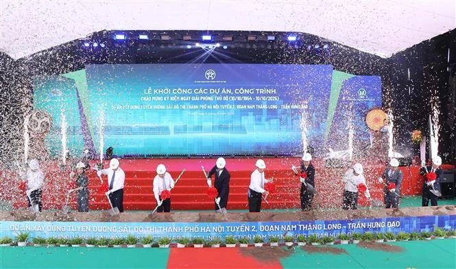 El Comité Popular de Hanói inicia el Proyecto de Ferrocarril Urbano 2, tramo Nam Thang Long - Tran Hung Dao, el 9 de octubre de 2025. (Foto: VNA)