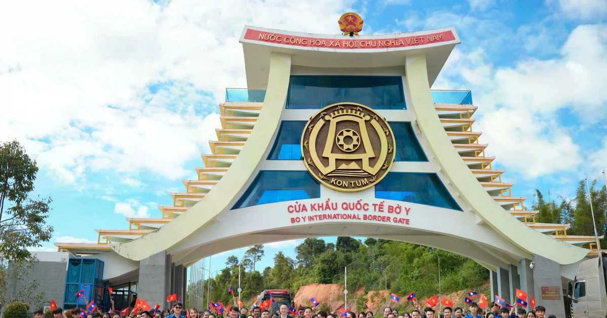 Tomarse fotos de recuerdo en el paso fronterizo internacional de Bo Y. (Foto: doanthanhnien.vn)