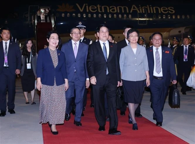 El presidente de Vietnam, Luong Cuong, arriba al aeropuerto internacional en Pekín. (Foto: VNA)