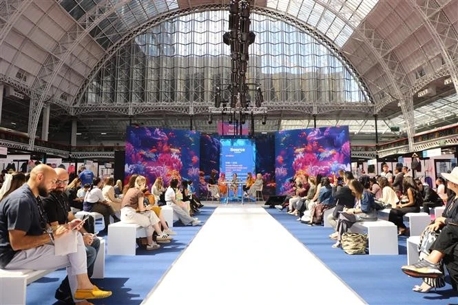 Seminario sobre las tendencias de la moda textil en el Reino Unido y el mundo. (Foto: VNA)