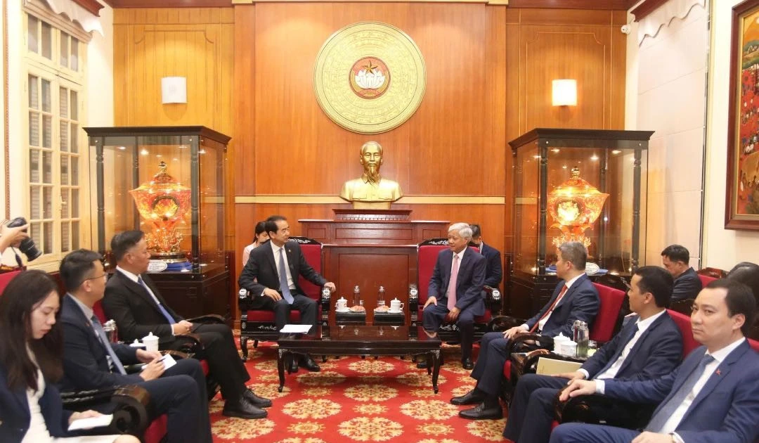 El presidente del Comité Central del Frente de la Patria de Vietnam, Do Van Chien, recibe al embajador de China en el país, He Wei. (Foto: VNA)