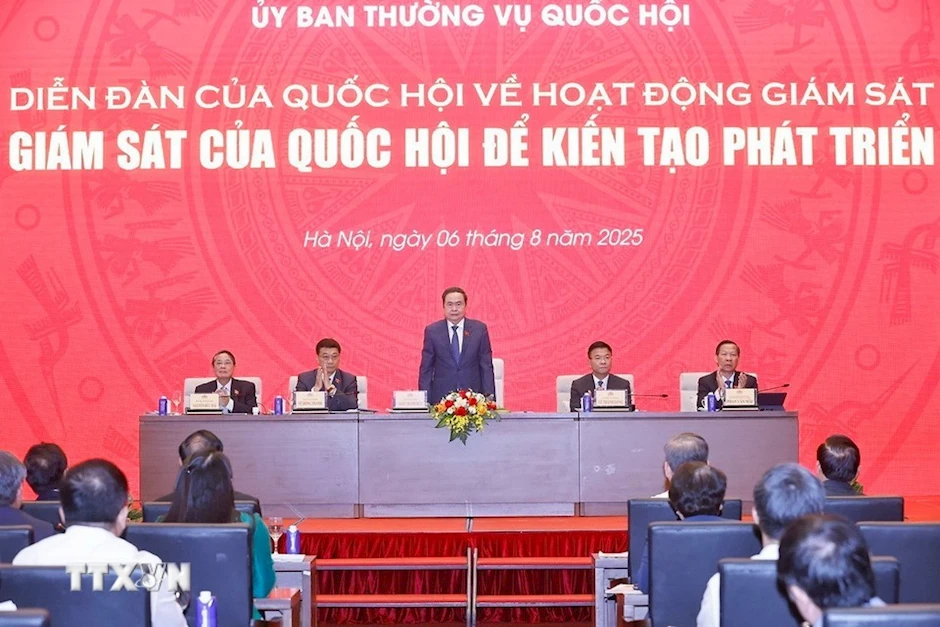 El presidente de la Asamblea Nacional, Tran Thanh Man, habla en el foro. (Foto: VNA) 