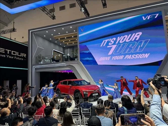 Vinfast presenta nuevo modelo VF7 en Indonesia. Foto: VNA