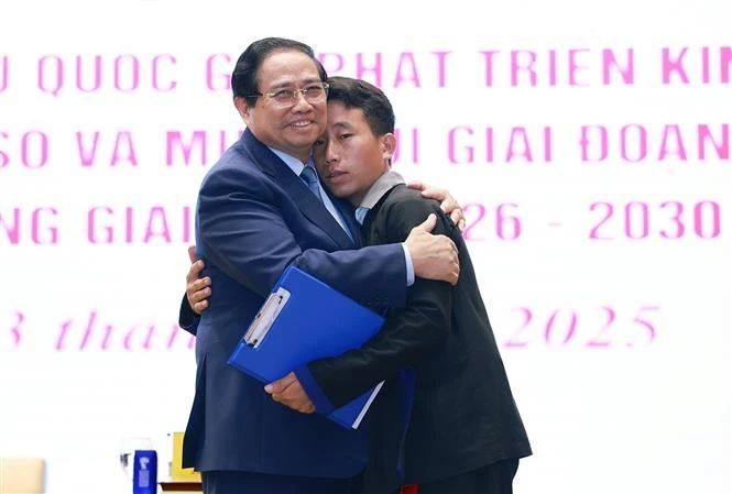 El primer ministro Pham Minh Chinh anima a Mua A Thi, quien salvó a 90 aldeanos del pueblo Hang Pu Xi, comuna de Xa Dung, provincia de Dien Bien, del desastre de las inundaciones repentinas y deslizamientos de tierra en la madrugada del 1 de agosto. (Foto: VNA)