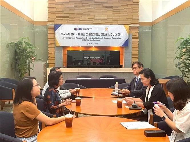 En la ceremonia de firma de un memorando de entendimiento entre la Asociación Empresarial de Productos Vietnamitas de Alta Calidad y la Asociación de Importadores de Corea del Sur. (Foto: VNA)