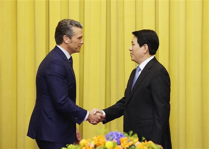El presidente de Vietnam, Luong Cuong, recibe al secretario de Guerra de Estados Unidos, Pete Hegseth. (Foto: VNA)