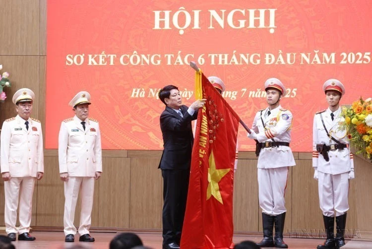 El presidente Luong Cuong entrega la Orden de Trabajo de tercera clase al Ministerio de Seguridad Pública (2025). (Foto: Lam Khanh - VNA)