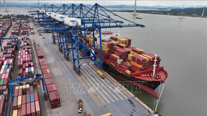 Carga y descarga de mercancías de exportación en el puerto internacional de Hai Phong. Foto: VNA