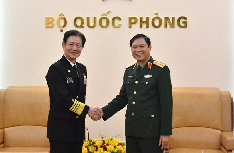 El general Nguyen Tan Cuong (der.), jefe del Estado Mayor del Ejército Popular de Vietnam y viceministro de Defensa Nacional, se reúne con el almirante Saito Akira, jefe del Estado Mayor de la Fuerza de Autodefensa Marítima de Japón. (Foto: qdnd.vn)