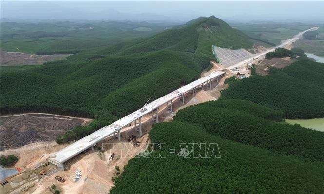 Construcción de un paso elevado en la autopista Van Ninh-Cam Lo. (Foto: VNA) 