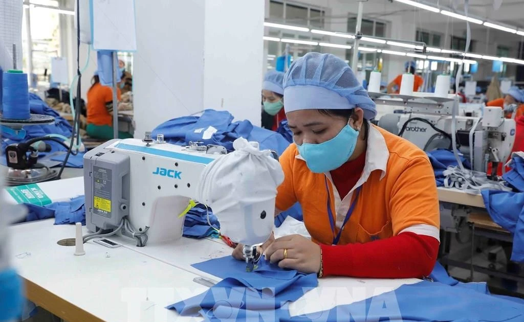 En la empresa textil Hung Viet, en la provincia de Hung Yen (Foto: VNA)