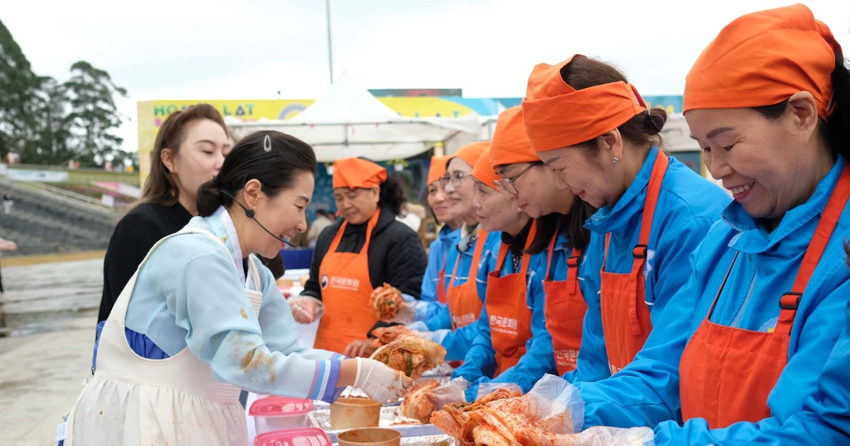 Bajo la guía de la instructora culinaria surcoreana Kim Eun Ja, lugareños y turistas preparan con entusiasmo kimchi con ingredientes de Da Lat. (Foto: VNA) 