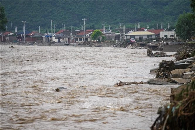 Aumento del nivel del agua de los ríos debido a las fuertes lluvias en Pekín, China, el 27 de julio de 2025. (Foto: Xinhua/ VNA)