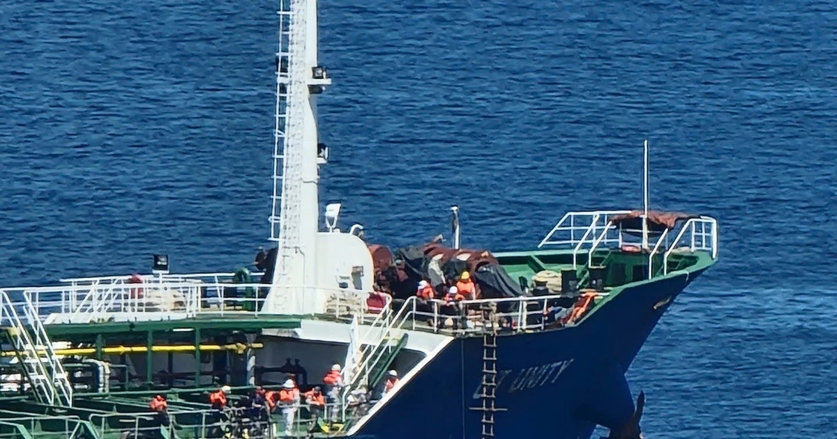La tripulación del GT Unity se traslada al buque Androusa (Foto: VNA) 