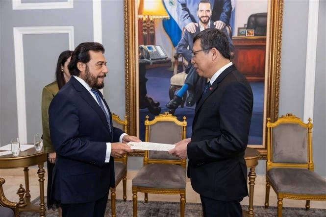 El embajador vietnamita en México, concurrente en El Salvador, Nguyen Van Hai, entrega sus cartas credenciales al vicepresidente salvadoreño, Félix Ulloa. (Foto: VNA)