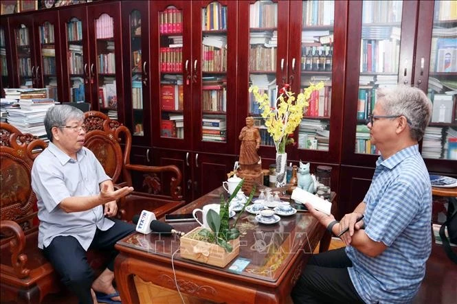El profesor asociado Ha Minh Hong, vicepresidente de la Asociación de Ciencias Históricas de Ciudad Ho Chi Minh, en la entrevista sobre el tema con reportero de la Agencia Vietnamita de Noticias. (Foto: VNA)