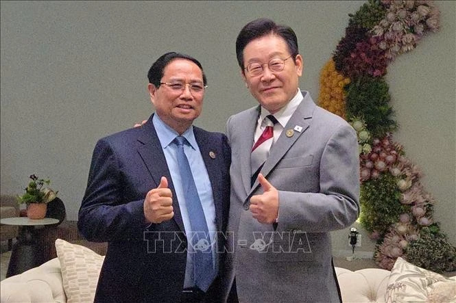 El primer ministro vietnamita, Pham Minh Chinh, y el presidente surcoreano, Lee Jae Myung. (Foto: VNA)