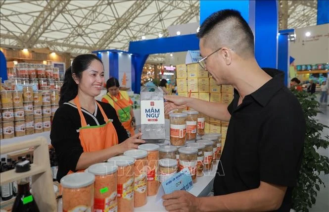 Productos OCOP de la cooperativa Viet Hung, en la provincia de Quang Ninh, atrae a muchos turistas. (Foto: VNA)