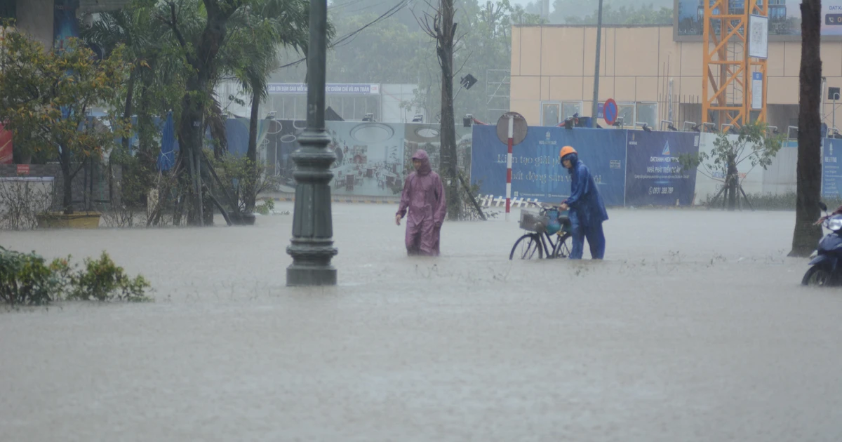 Las intensas lluvias prolongadas y las profundas inundaciones dificultan la circulación de vehículos. (Foto: VNA)