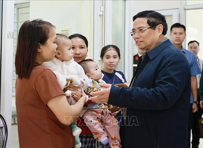 El primer ministro Pham Minh Chinh visita la clínica de la comuna de Yen Khuong. (Fuente: VNA)
