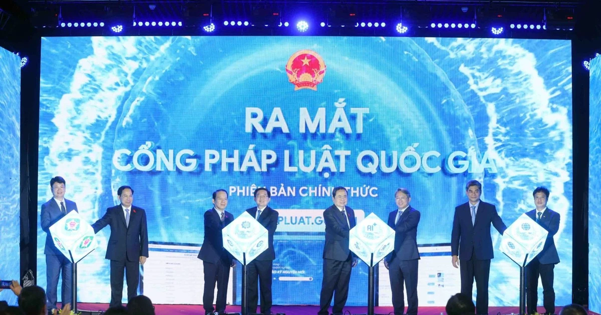El presidente de la Asamblea Nacional de Vietnam, Tran Thanh Man, y delegados en el acto de presentación del Portal Nacional de Leyes (phapluat.gov.vn). (Fuente: VNA)