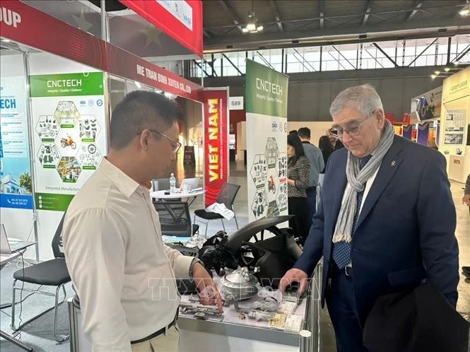 Walter Cavrenghi, secretario general de la Cámara de Comercio Italia-Vietnam, visita el pabellón vietnamita. (Fuente: VNA)