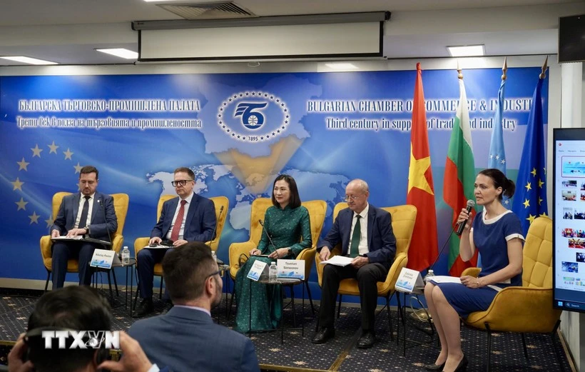 La embajadora de Vietnam en Bulgaria, Nguyen Thi Minh Nguyet, asiste a un debate en Bulgaria. (Foto: VNA)