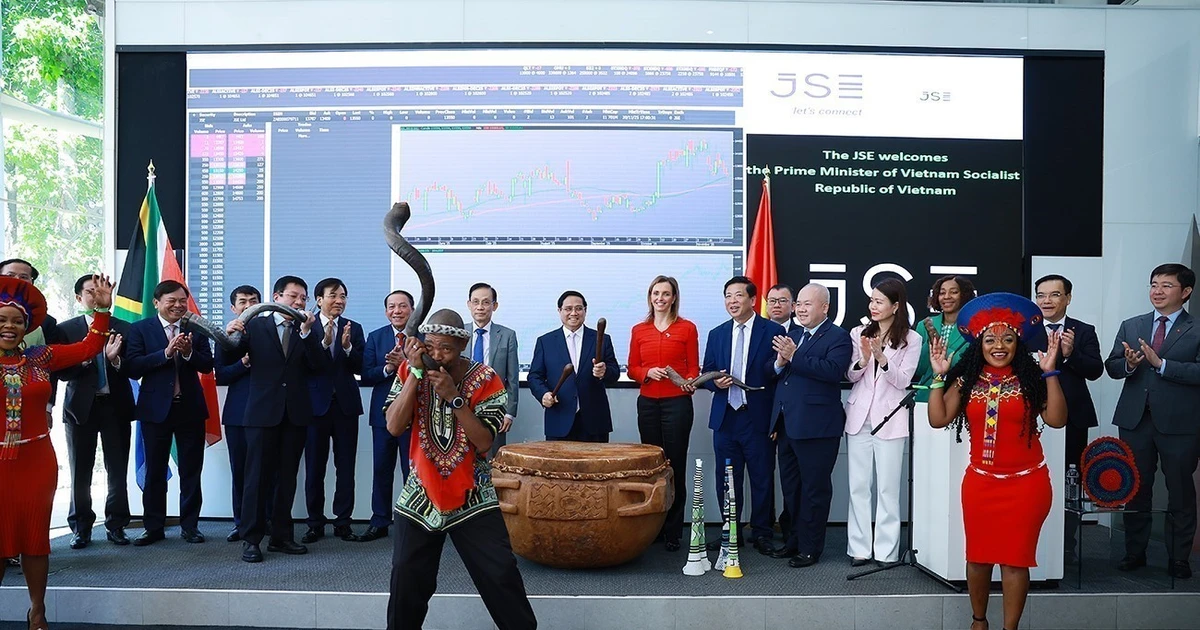 El primer ministro vietnamita, Pham Minh Chinh, y delegados tocan el tambor para inaugurar la sesión bursátil en la Bolsa de Johannesburgo. (Foto: VNA)