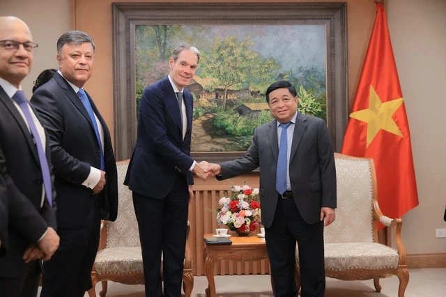 El viceprimer ministro Nguyen Chi Dung (derecha) y Eugene Willemsen, CEO de Bebidas Internacionales y vicepresidente ejecutivo de PepsiCo Global, en la reunión (Foto: VNA)