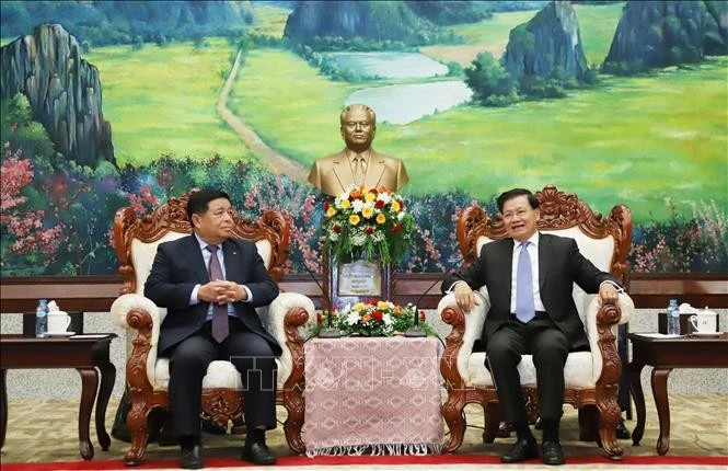 El viceprimer ministro de Vietnam Nguyen Chi Dung (izquierda), se reúne con el secretario general del Partido Popular Revolucionario y presidente de Laos, Thongloun Sisoulith. (Foto: VNA)