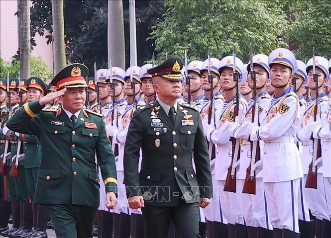 El jefe del Estado Mayor del Ejército Popular de Vietnam y viceministro de Defensa Nacional, general Nguyen Tan Cuong (izquierda), y el jefe de las Fuerzas de Defensa de Tailandia, general Songwit Noonpackdee, pasan revista a la guardia de honor (Foto: VNA)