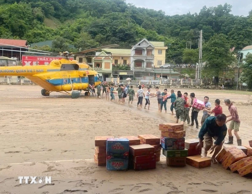 Un helicóptero de la Fuerza Aérea de Defensa Aérea con suministros de socorro aterriza en la comuna de Tuong Duong, provincia de Nghe An. (Foto: VNA)