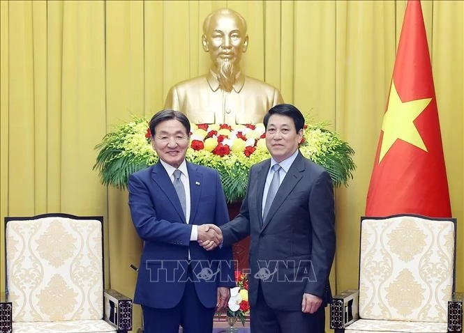 El presidente de Vietnam, Luong Cuong, recibe a Park Chang Dal, enviado especial del presidente surcoreano. (Foto: VNA)