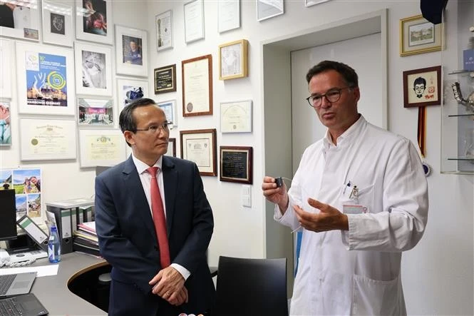 El Hospital 108 de Vietnam y el MHH de Alemania firman un acuerdo estratégico. (Foto: VNA)