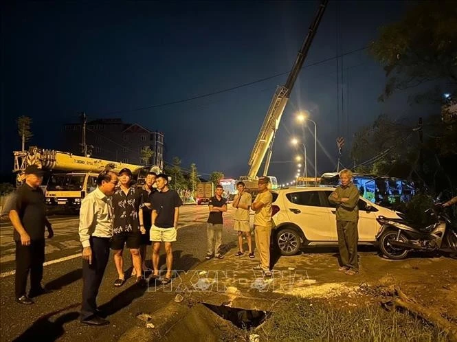 El accidente de autobús cama ocurrido en la provincia de Ha Tinh dejó 10 muertos y 15 heridos. (Foto: VNA)