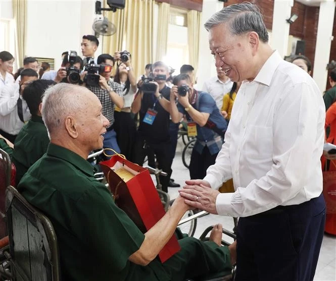 El secretario general del Partido Comunista de Vietnam, To Lam, visita a excombatientes en el Centro de Rehabilitación de Veteranos de Guerra Thuan Thanh (Fuente: VNA) 