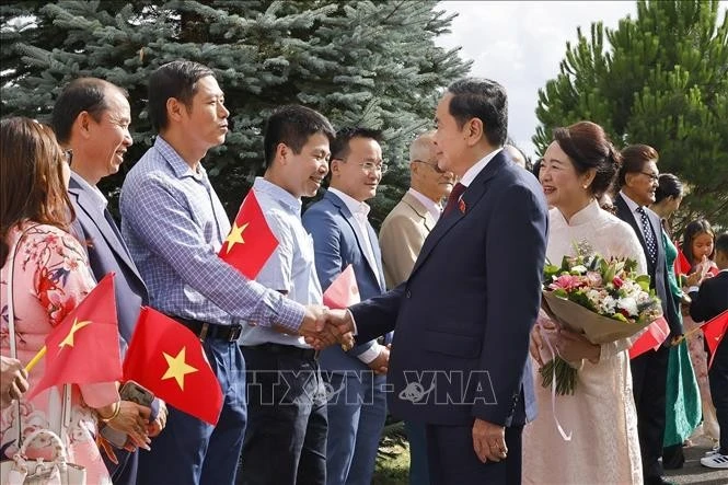 El presidente de la Asamblea Nacional de Vietnam, Tran Thanh Man, sostiene un encuentro con el personal de las misiones diplomáticas y miembros de la comunidad vietnamita en Suiza. (VNA) 